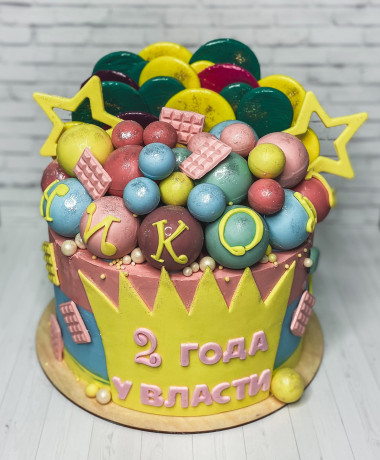 Торт с шарами и короной